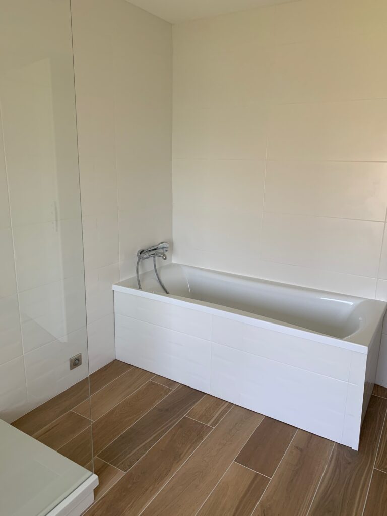 C2M c2m agencement cuisine salle de bain salle d'eau placard dressing vasque douche rénovation Aix les bains  Chambéry sol parquet stratifié carrelage baignoire lavabo toilette WC verrières intérieur bois paroi de douche menuisier porte coulissante bureau placo plomberie électricité faïence 