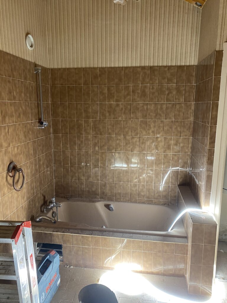 C2M c2m agencement cuisine salle de bain salle d'eau placard dressing vasque douche rénovation Aix les bains  Chambéry sol parquet stratifié carrelage baignoire lavabo toilette WC verrières intérieur bois paroi de douche menuisier porte coulissante bureau placo plomberie électricité faïence carrelage receveur mitigeur 