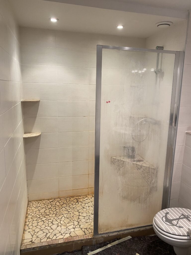 C2M c2m agencement cuisine salle de bain salle d'eau placard dressing vasque douche rénovation Aix les bains  Chambéry sol parquet stratifié carrelage baignoire lavabo toilette WC verrières intérieur bois paroi de douche menuisier porte coulissante bureau placo plomberie électricité faïence carrelage receveur mitigeur 