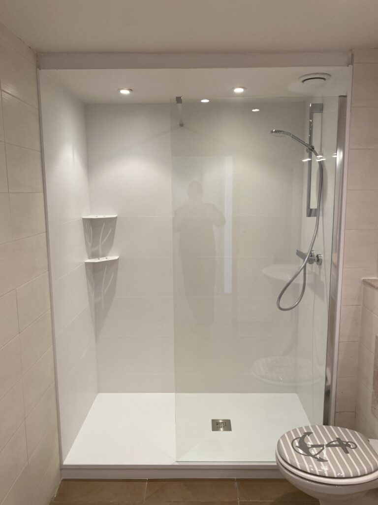 C2M c2m agencement cuisine salle de bain salle d'eau placard dressing vasque douche rénovation Aix les bains  Chambéry sol parquet stratifié carrelage baignoire lavabo toilette WC verrières intérieur bois paroi de douche menuisier porte coulissante bureau placo plomberie électricité faïence carrelage receveur mitigeur 